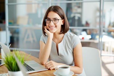 Employée de bureau devant son ordinateur portable